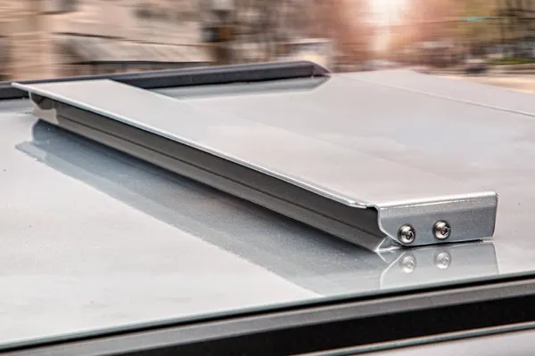 Positive pressure air vent on the roof of a SmartCap