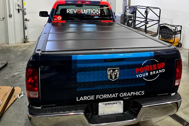 Pickup truck fitted with a hard tonneau cover